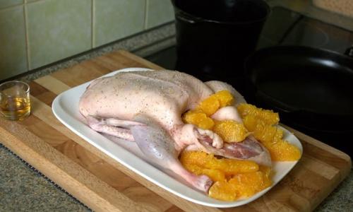 Рождественская утка с медом, запеченная в духовке