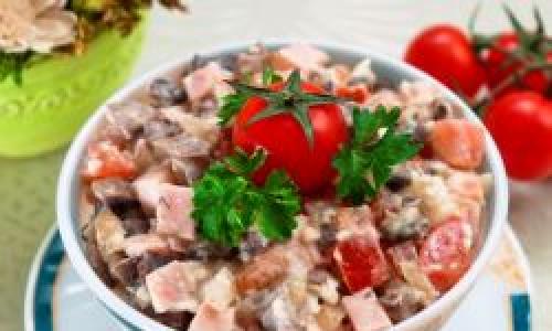 Рецепты салатов с ветчиной и сухариками Салат с сухариками ветчиной чесноком оливками